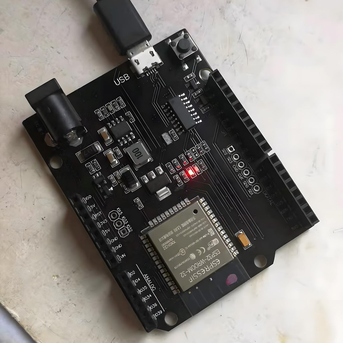 Esp32 Development Board UNO D1-4MB Flash UNO D1 R32 CH340G USB, Dual-core Processor, 240MHz, 520KB SRAM 3.2V Large Input Compatible with arduino